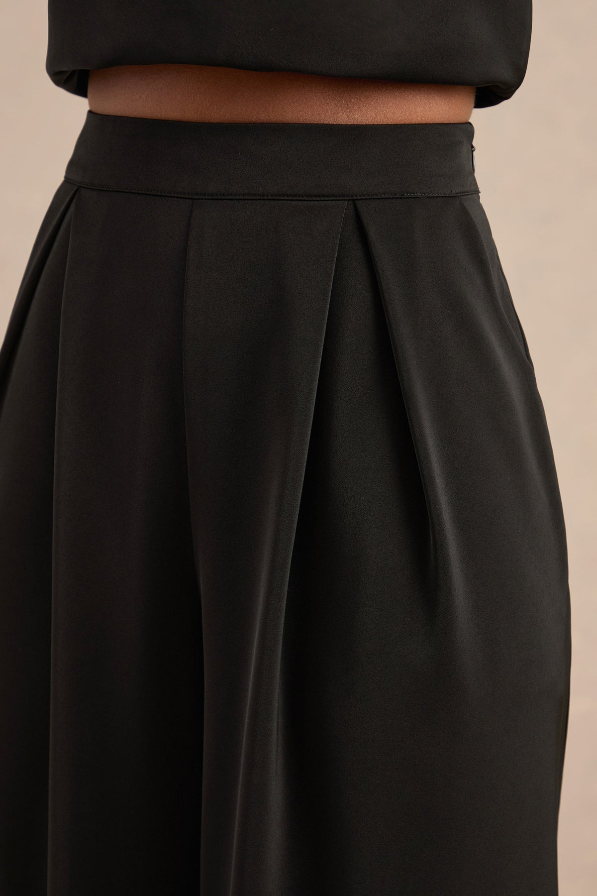 Marne | Pantalones Negros De Satén De Tiro Alto Estilo Sastre