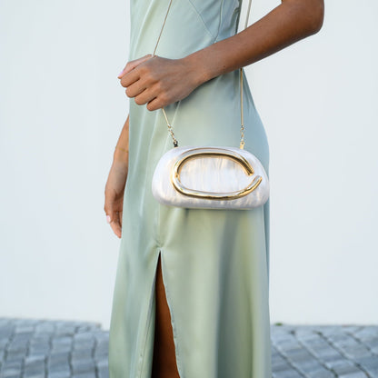 Aurelia | Pochette Escultural con Cadena Dorada