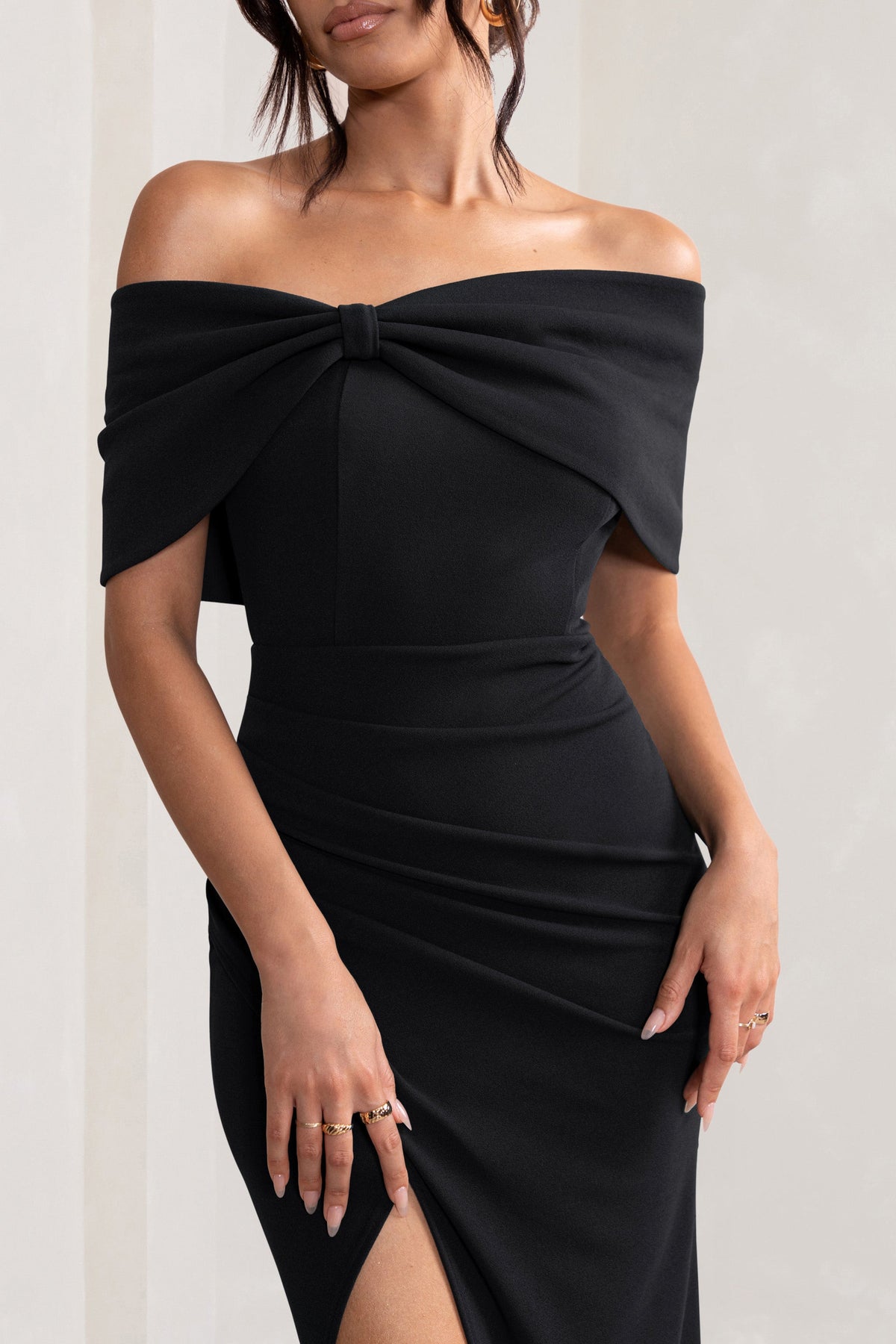 Eva | Vestido largo negro Bardot con detalle de lazo y abertura lateral