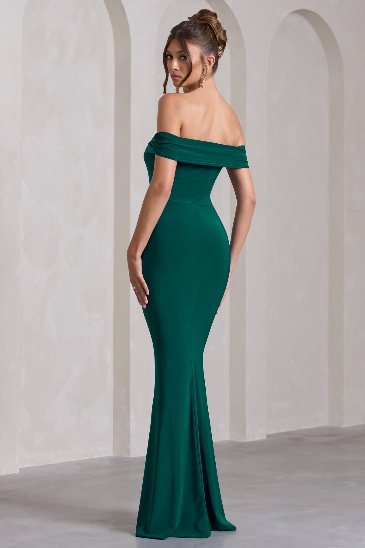Law of Attraction | Vestido largo verde botella con escote bardot y abertura lateral