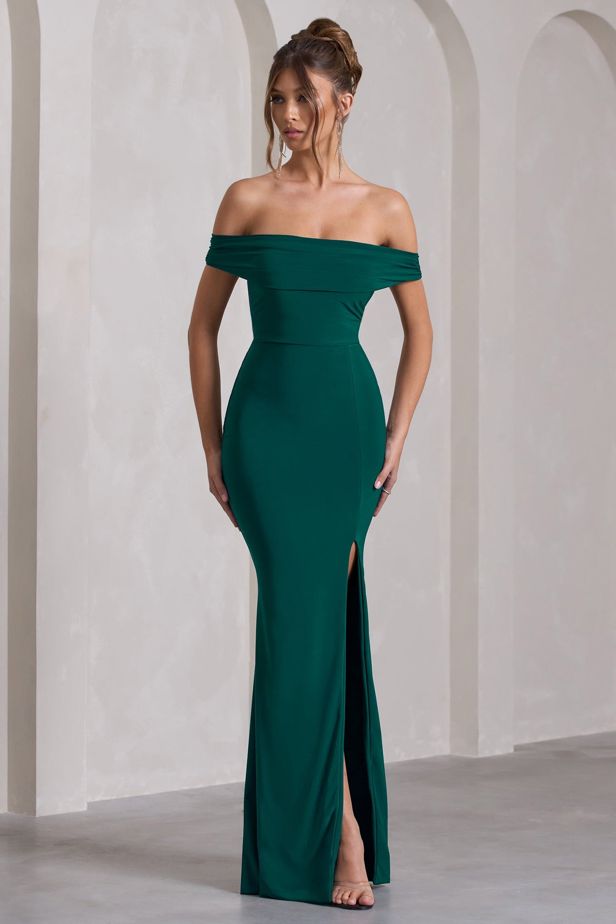 Law of Attraction | Vestido largo verde botella con escote bardot y abertura lateral