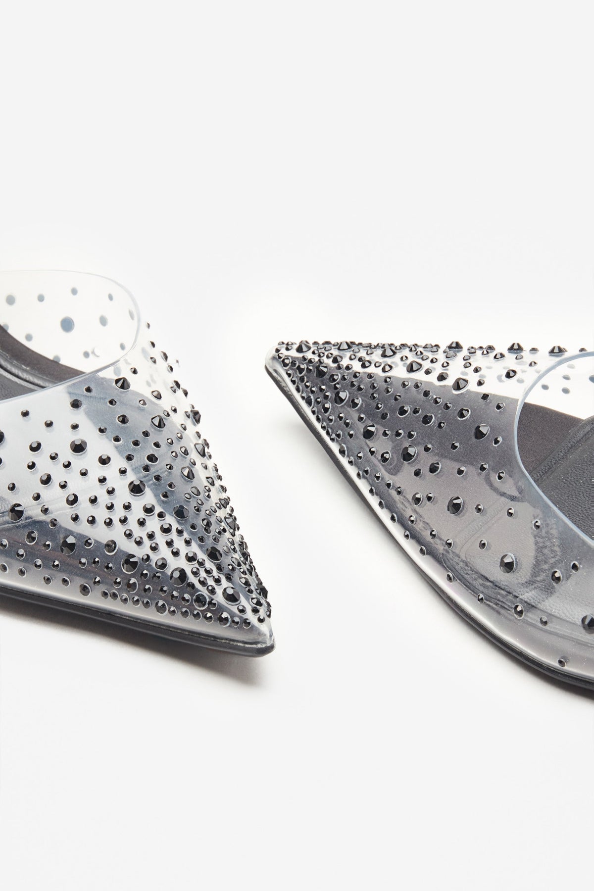 Covergirl | Tacones negros y transparentes con brillantes