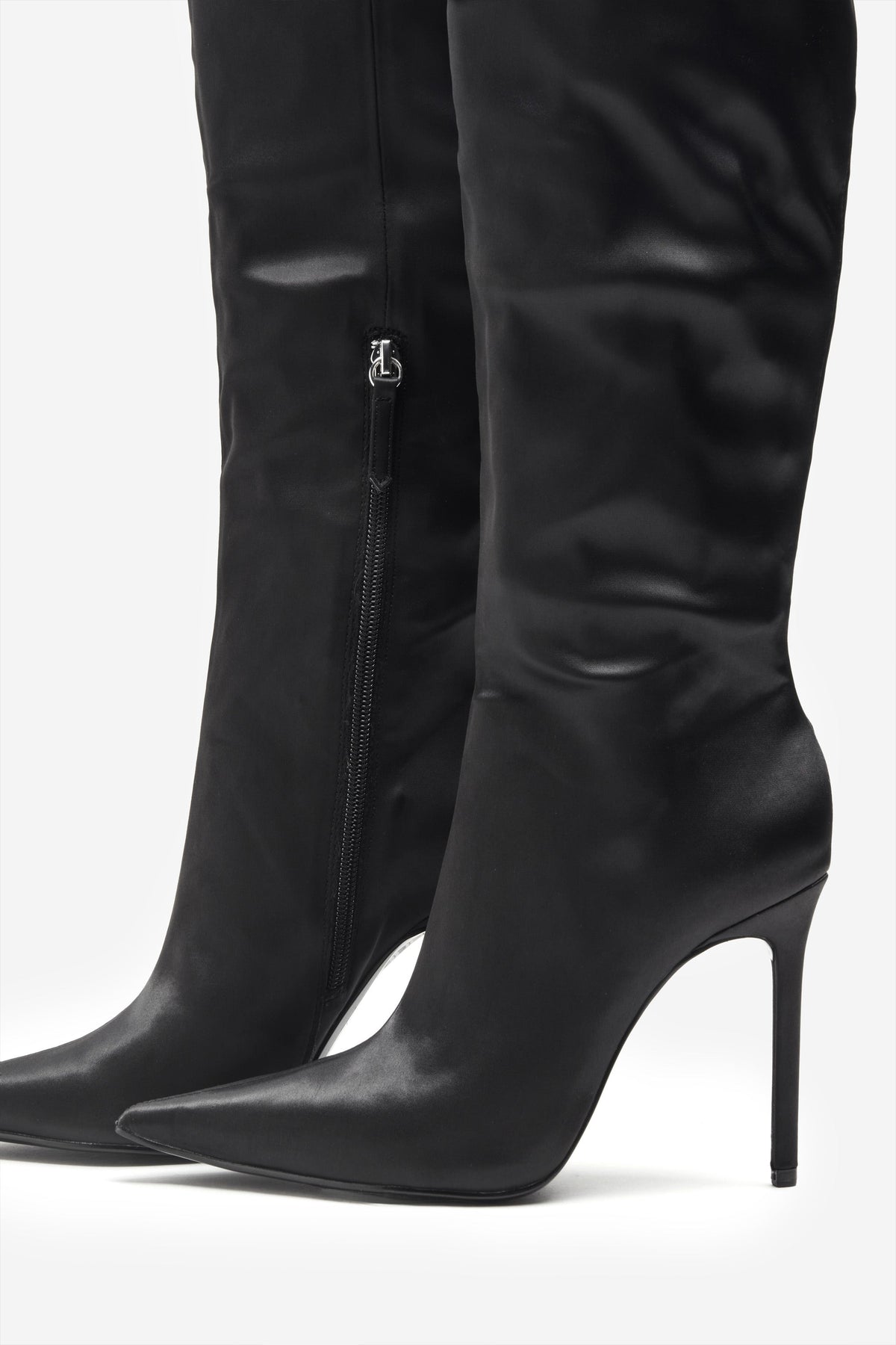 Soho | Botas de Tacón en Satén Negro con Adornos de Plumas