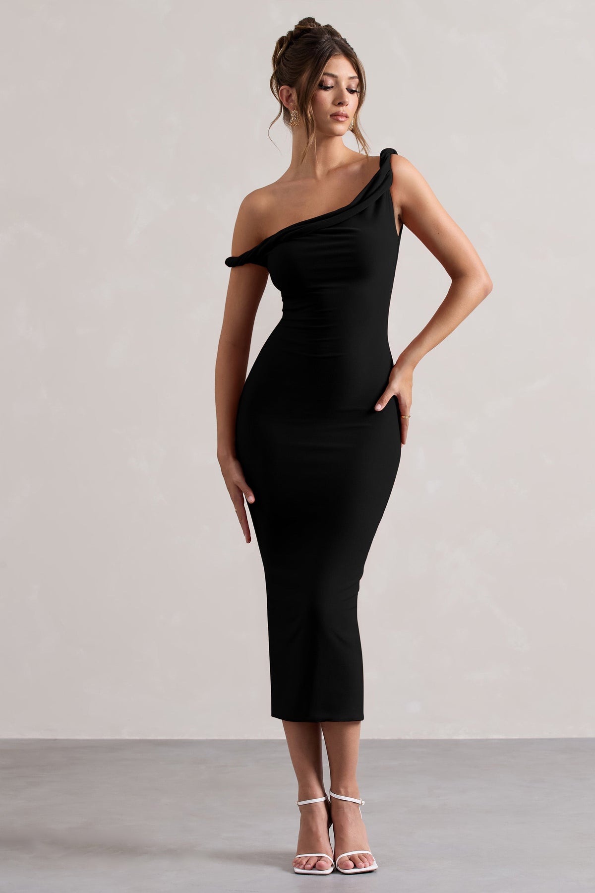 Salome | Vestido midi negro con escote asimétrico retorcido
