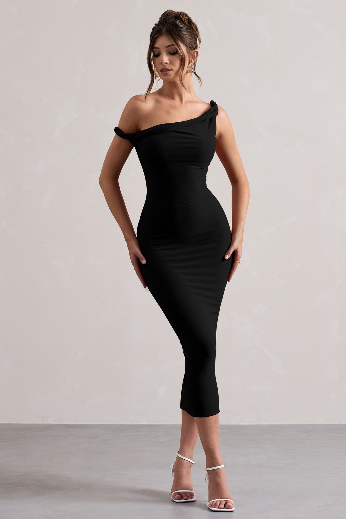 Salome | Vestido midi negro con escote asimétrico retorcido