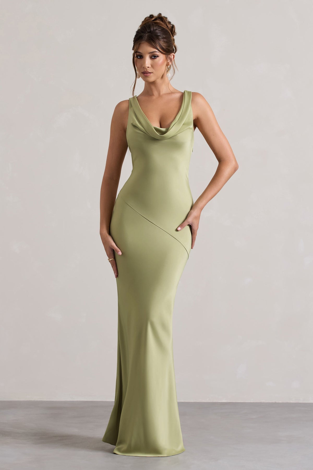 Alesso | Vestido Largo satinado en verde oliva claro con escote drapeado