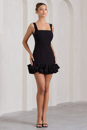 Lucy | Vestido corto negro con tirantes y bajo con volante