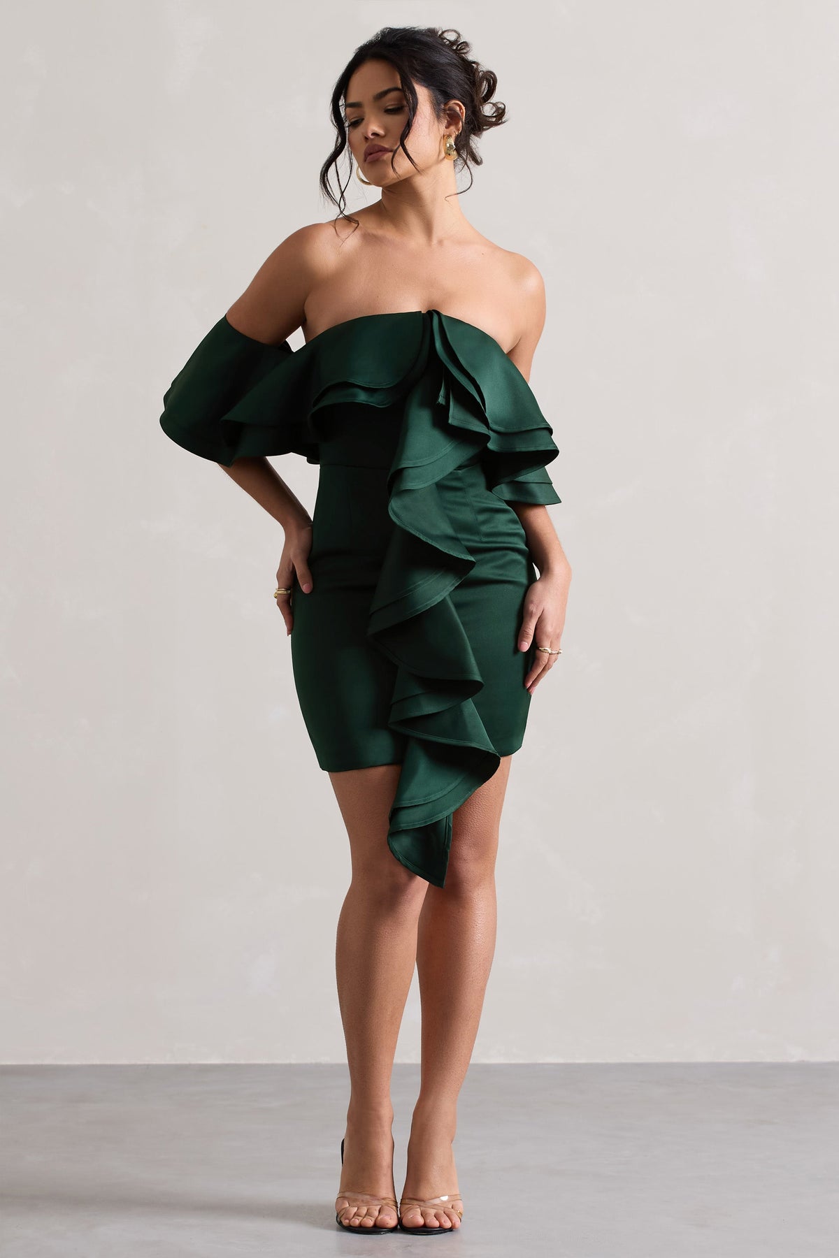 Aspen | Vestido  corto Bardot Verde Botella con Volantes