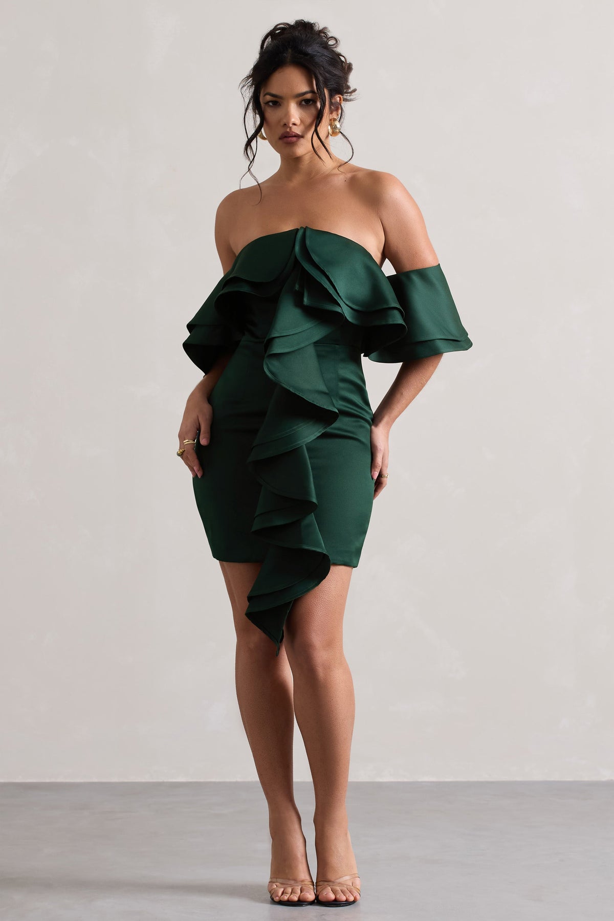 Aspen | Vestido  corto Bardot Verde Botella con Volantes