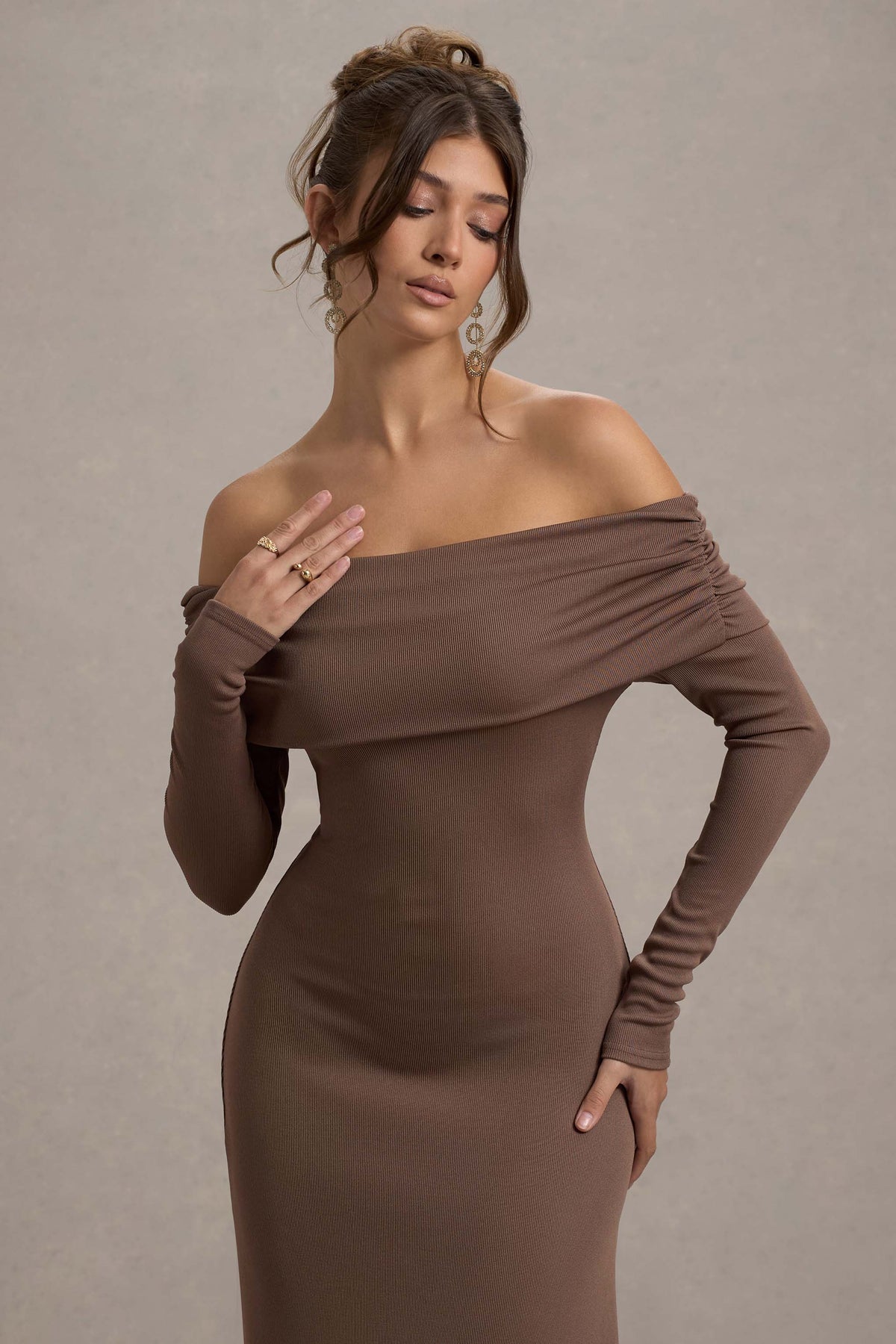 Romina | Vestido Largo Bardot de Punto Canalé color moka con Falda Asimétrica