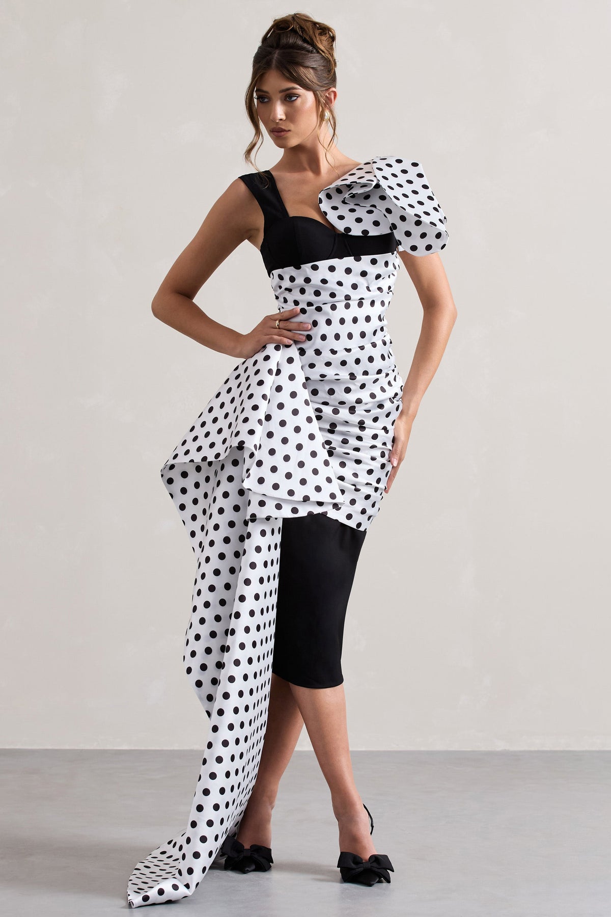 Unattainable | Vestido Midi Cruzado con Volantes y Lunares Negros