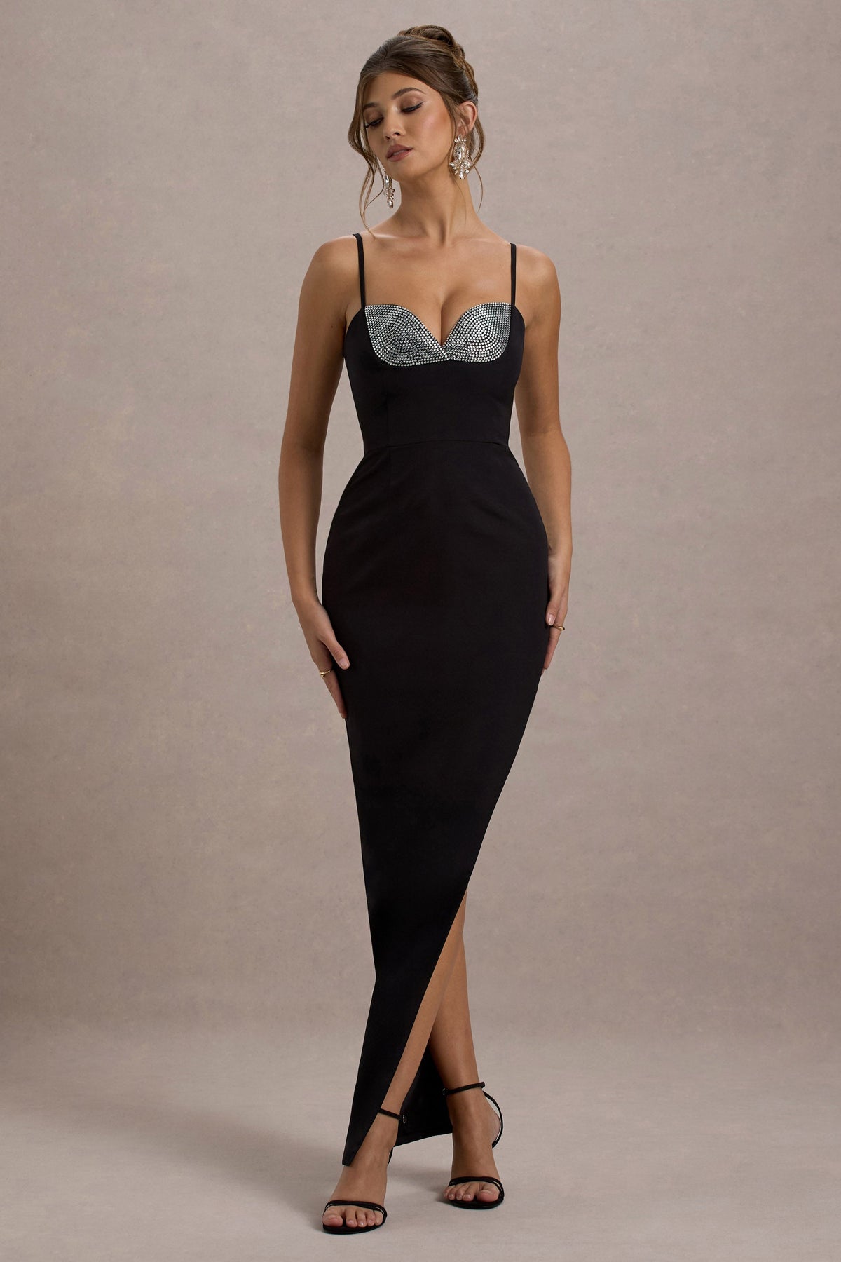 Ignacia | Vestido largo negro con escote asimétrico y detalle de lentejuelas