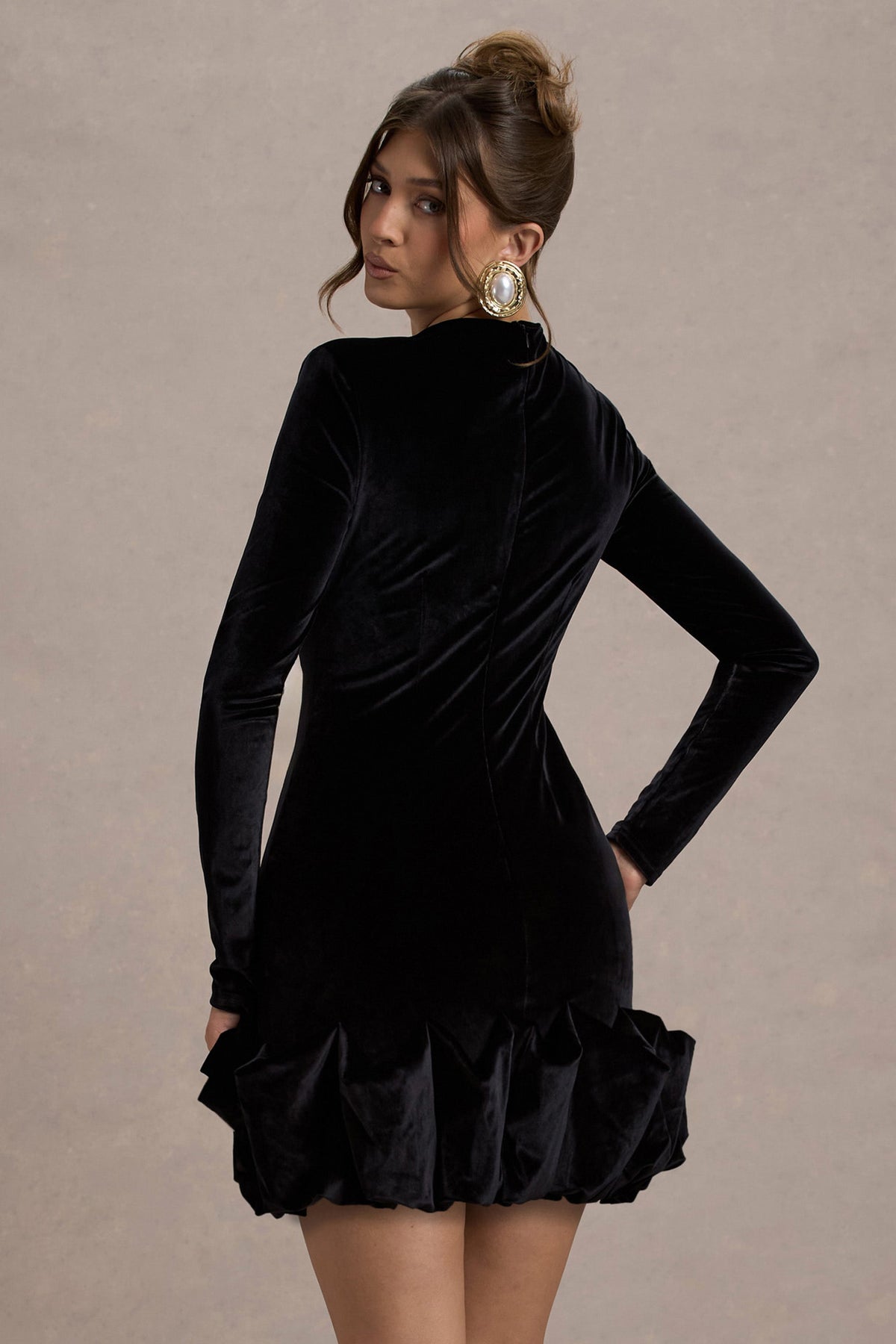 Claudine | Vestido Corto de Terciopelo Negro con Mangas Largas y Volantes