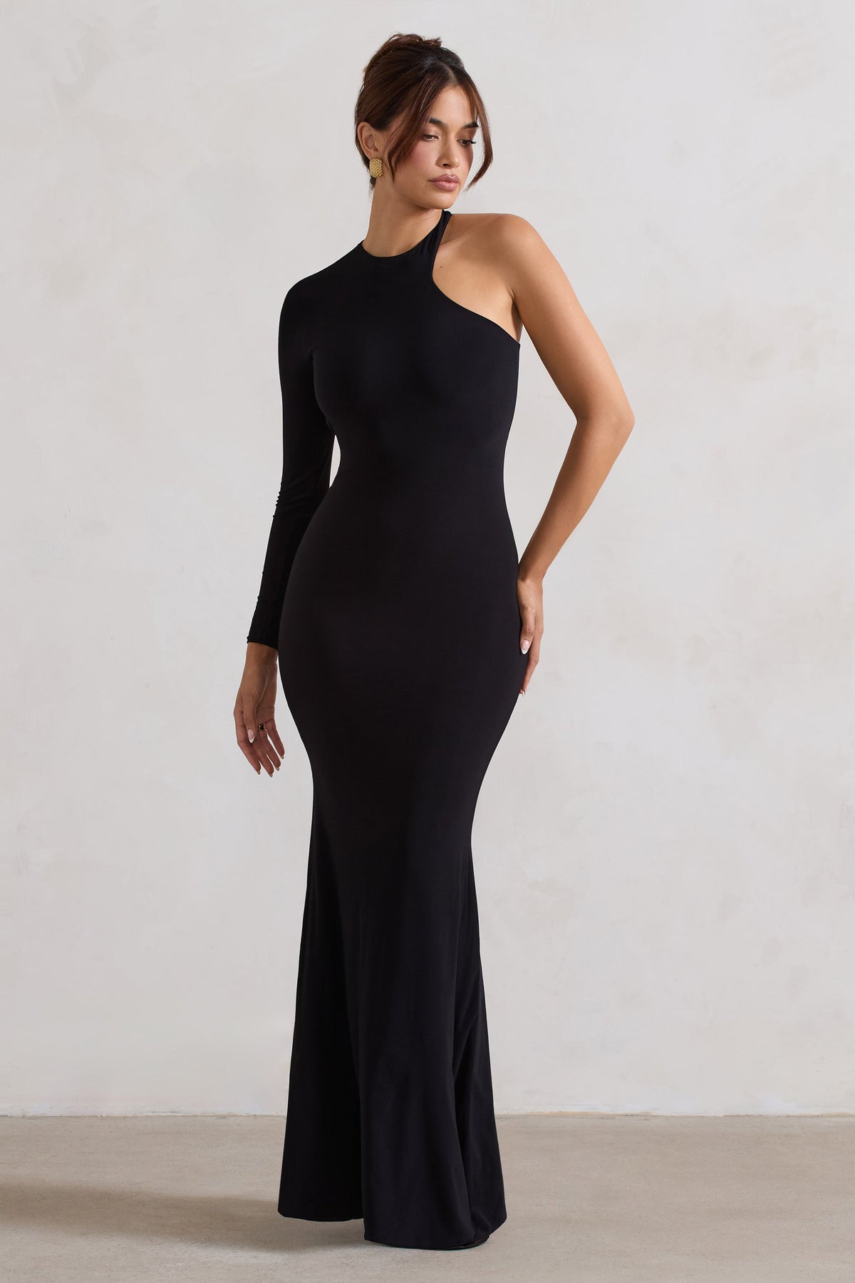 Tyra | Vestido largo negro con escote asimétrico y detalle de espalda descubierta