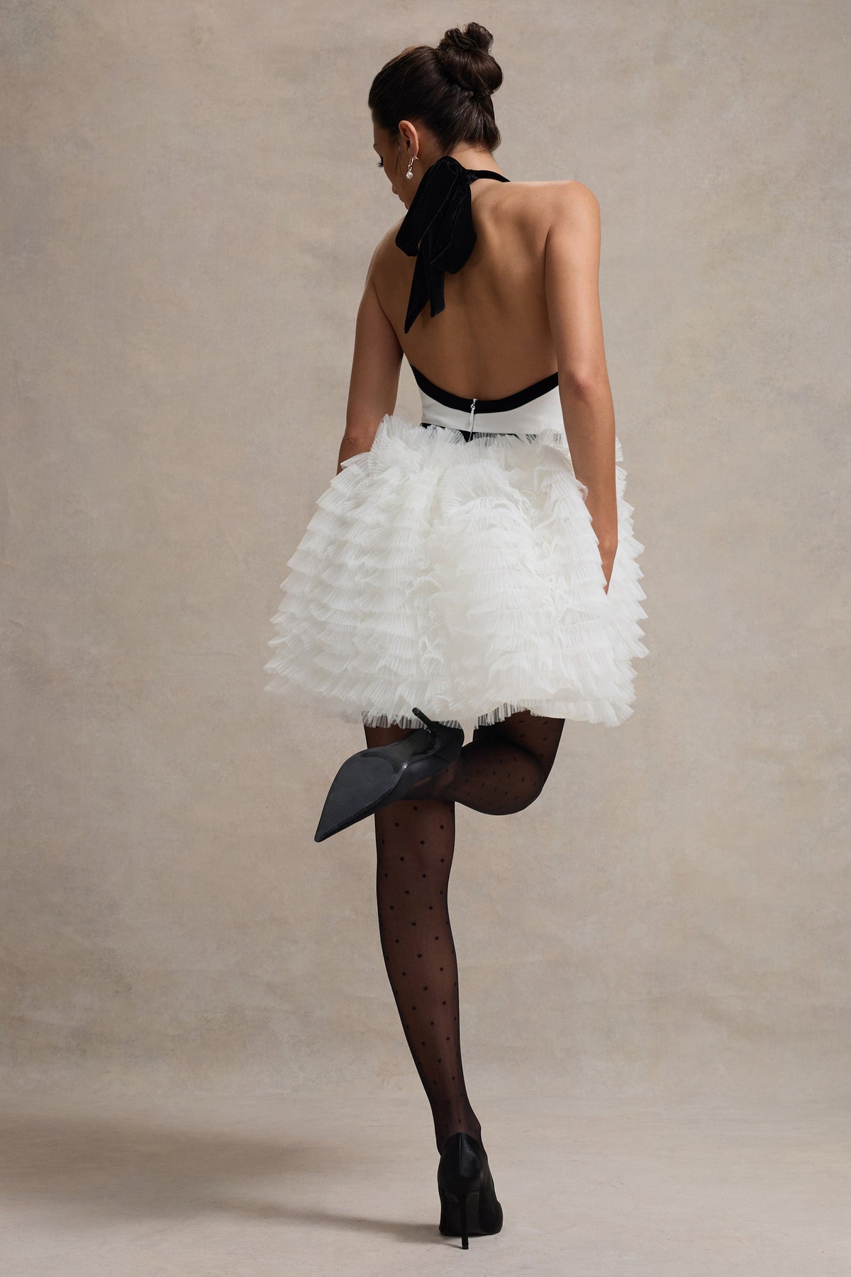 Eclair | Vestido Corto Escotado en Blanco y Negro con Falda de Tul