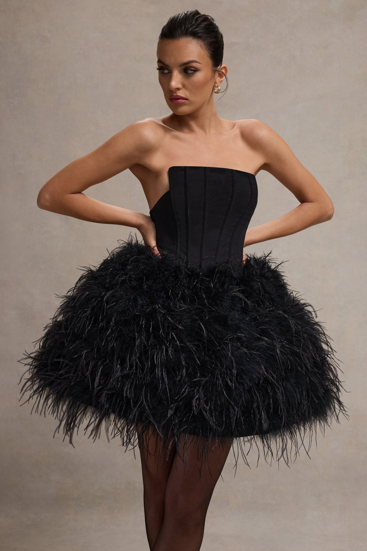 Peaches | Vestido Corto Negro Sin Tirantes Con falda de Plumas Voluminosas