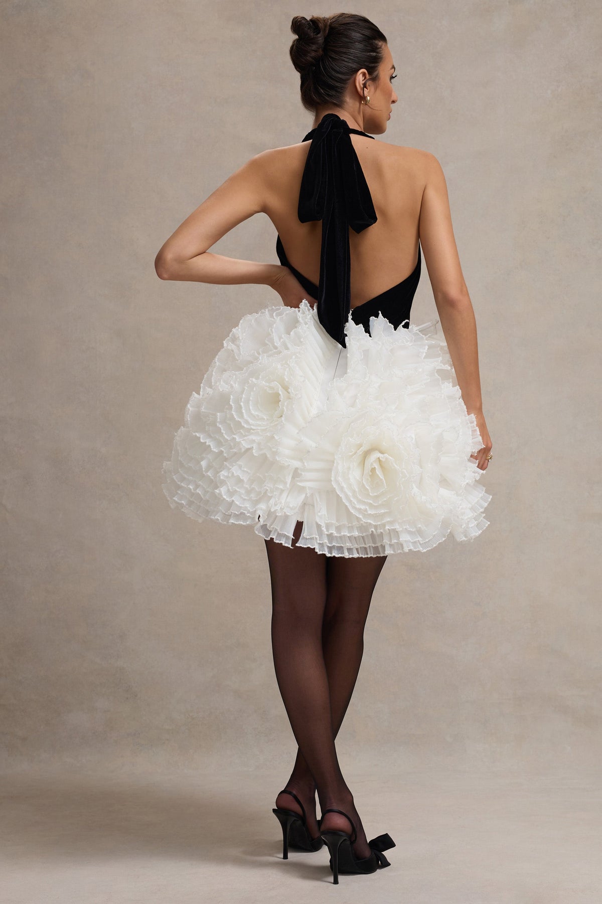 Meringue | Vestido corto  de Terciopelo Negro con Escote Pronunciado y Falda de Tul