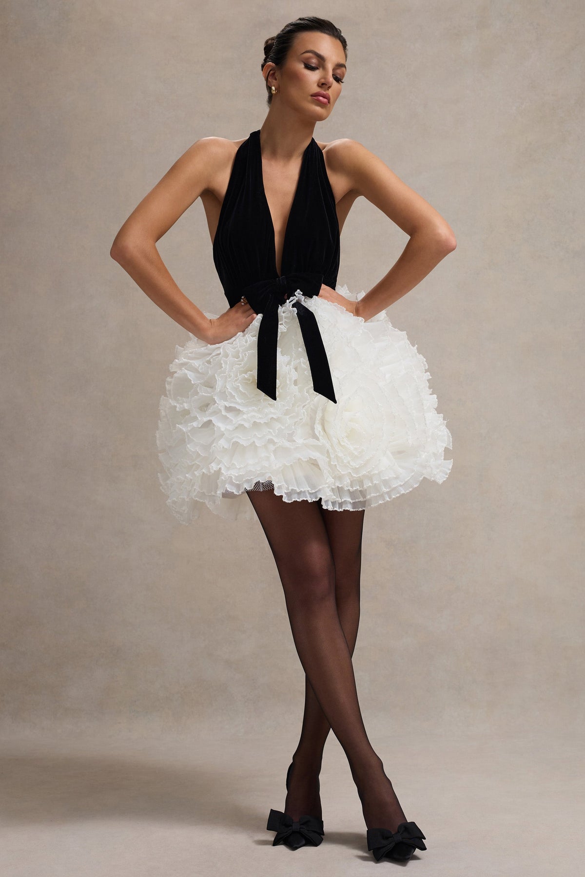 Meringue | Vestido corto  de Terciopelo Negro con Escote Pronunciado y Falda de Tul