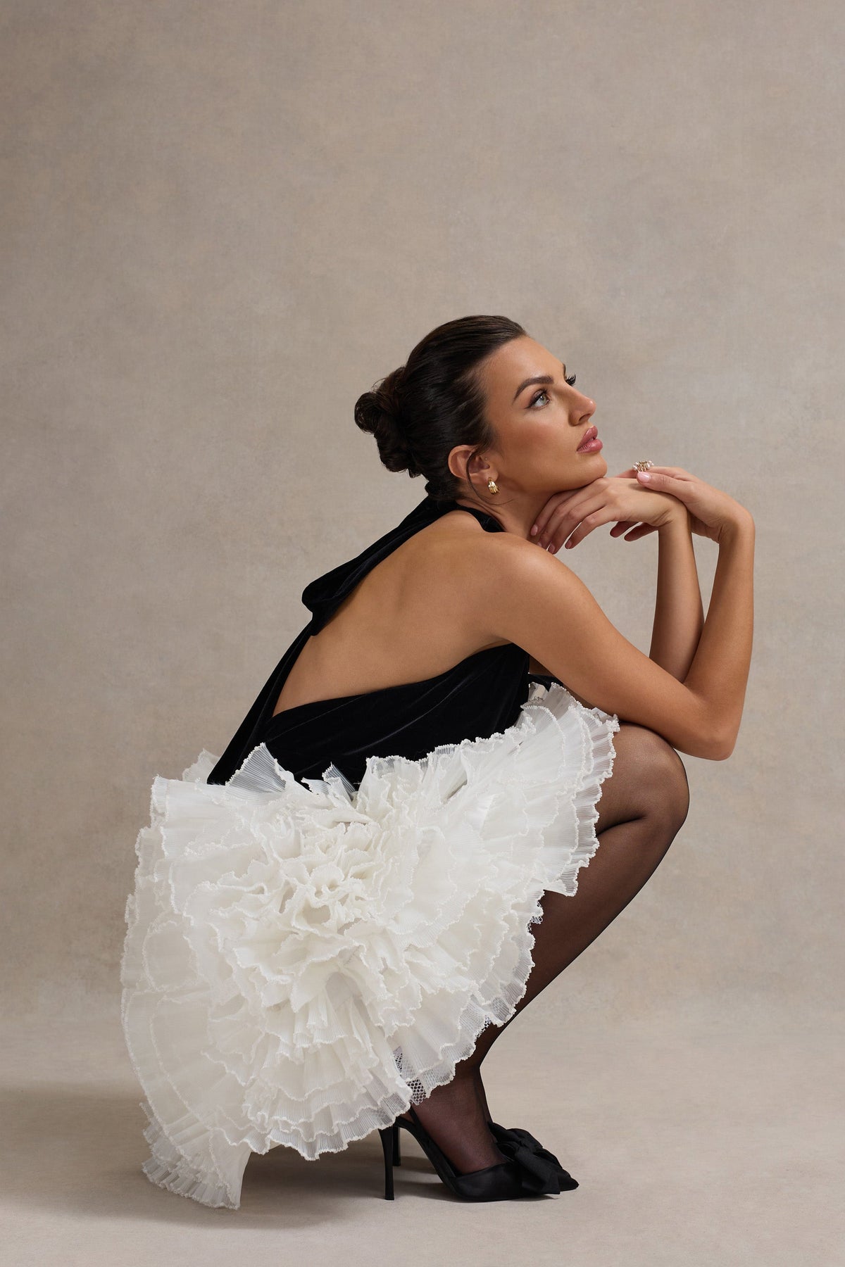 Meringue | Vestido corto  de Terciopelo Negro con Escote Pronunciado y Falda de Tul