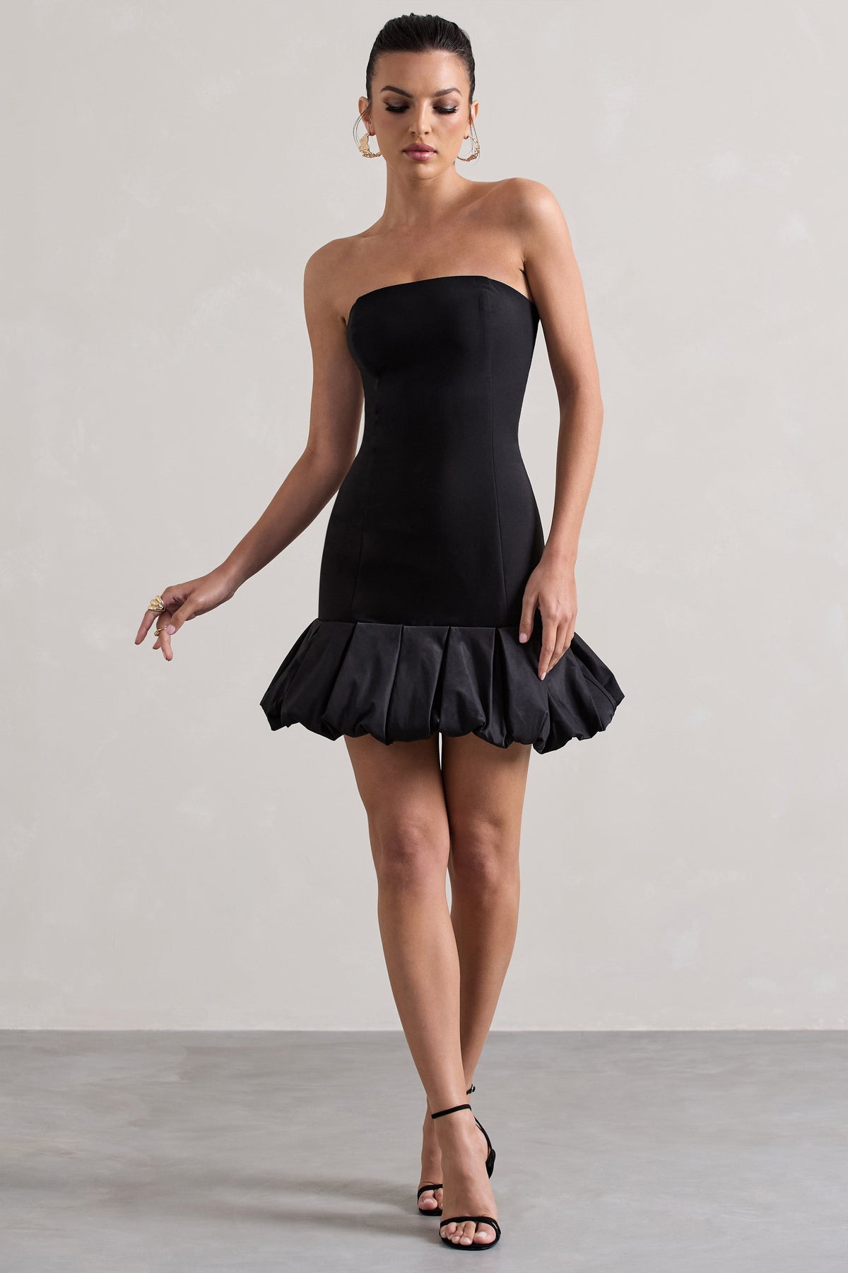 Liscia | Vestido corte con Escote Bandeau con Ribete de Volantes negro