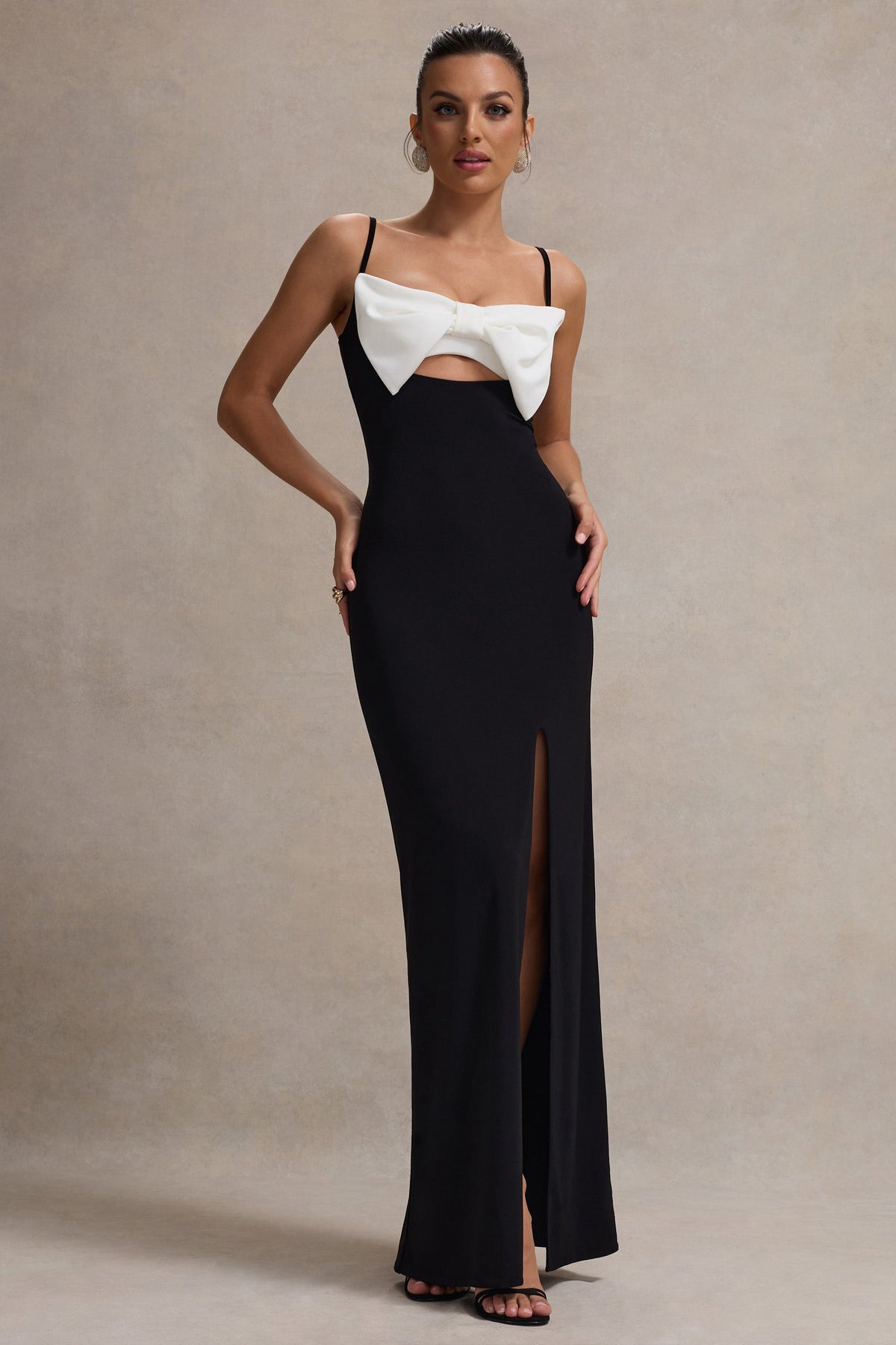 Emmalou | Vestido Largo Blanco y Negro con Abertura y Lazo