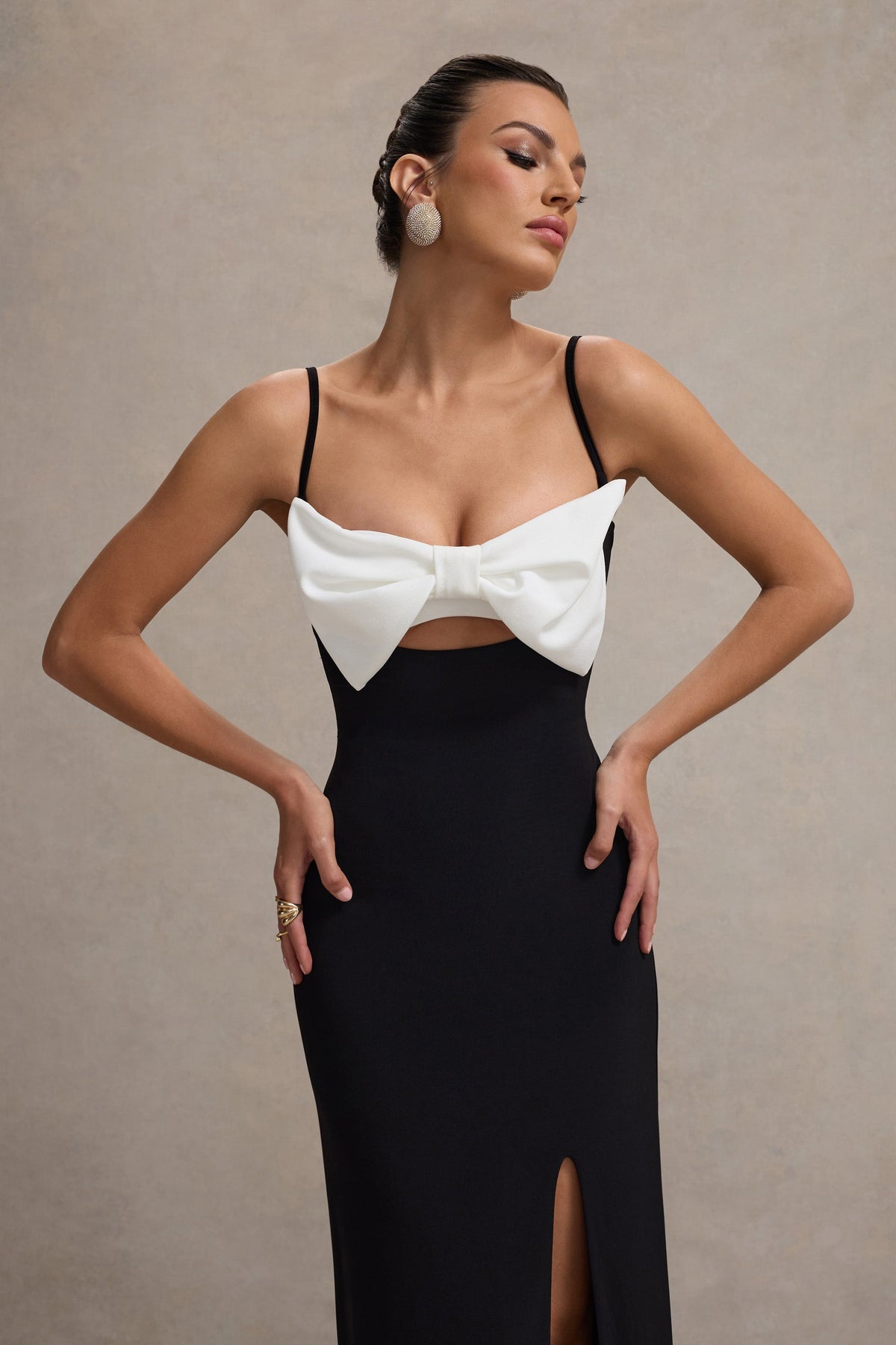 Emmalou | Vestido Largo Blanco y Negro con Abertura y Lazo