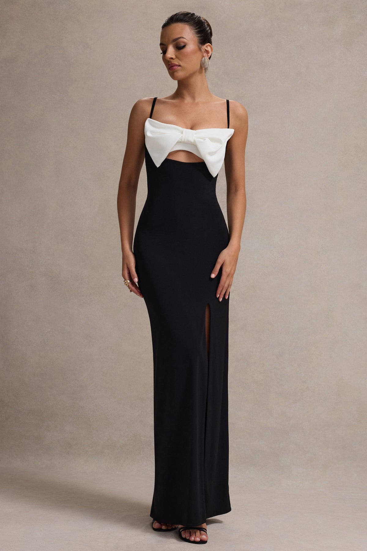 Emmalou | Vestido Largo Blanco y Negro con Abertura y Lazo