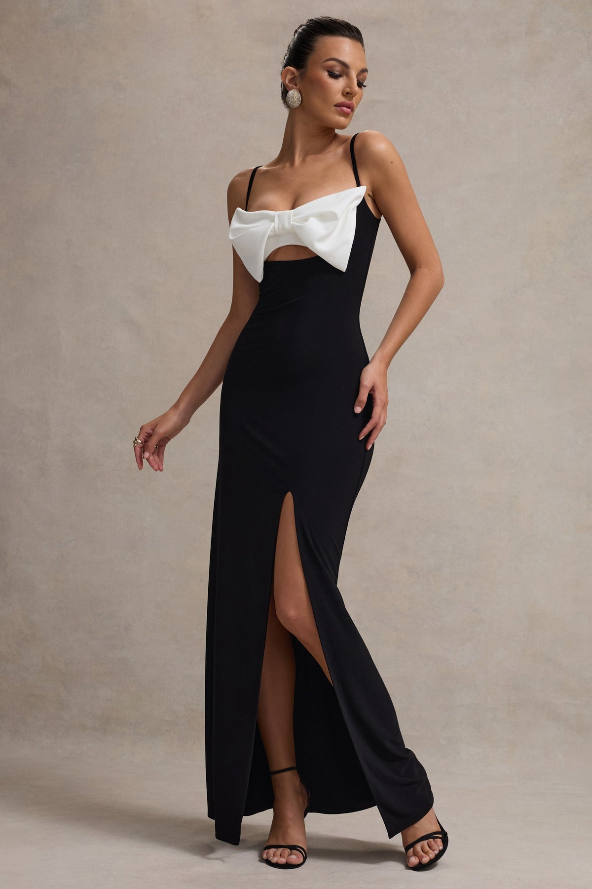Emmalou | Vestido Largo Blanco y Negro con Abertura y Lazo