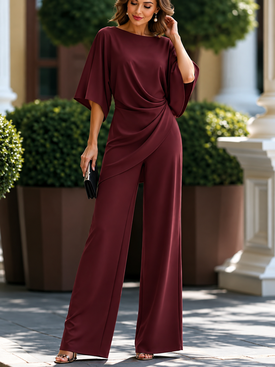 Set Mila™ in Bordeaux: fließendes Top mit drapierter Taille und Cape-Ärmeln und weite Hose
