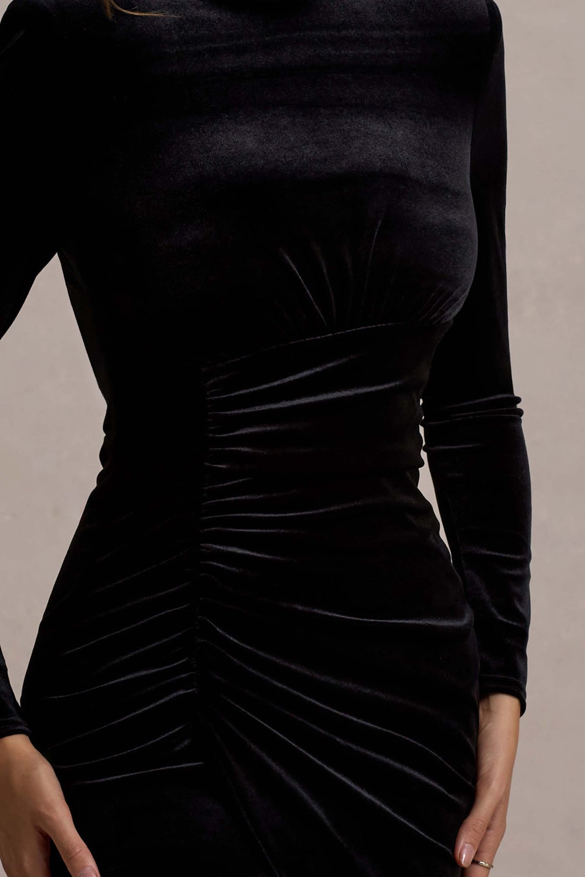 Jaz | Vestido largo de terciopelo negro con falda fruncida y abertura lateral