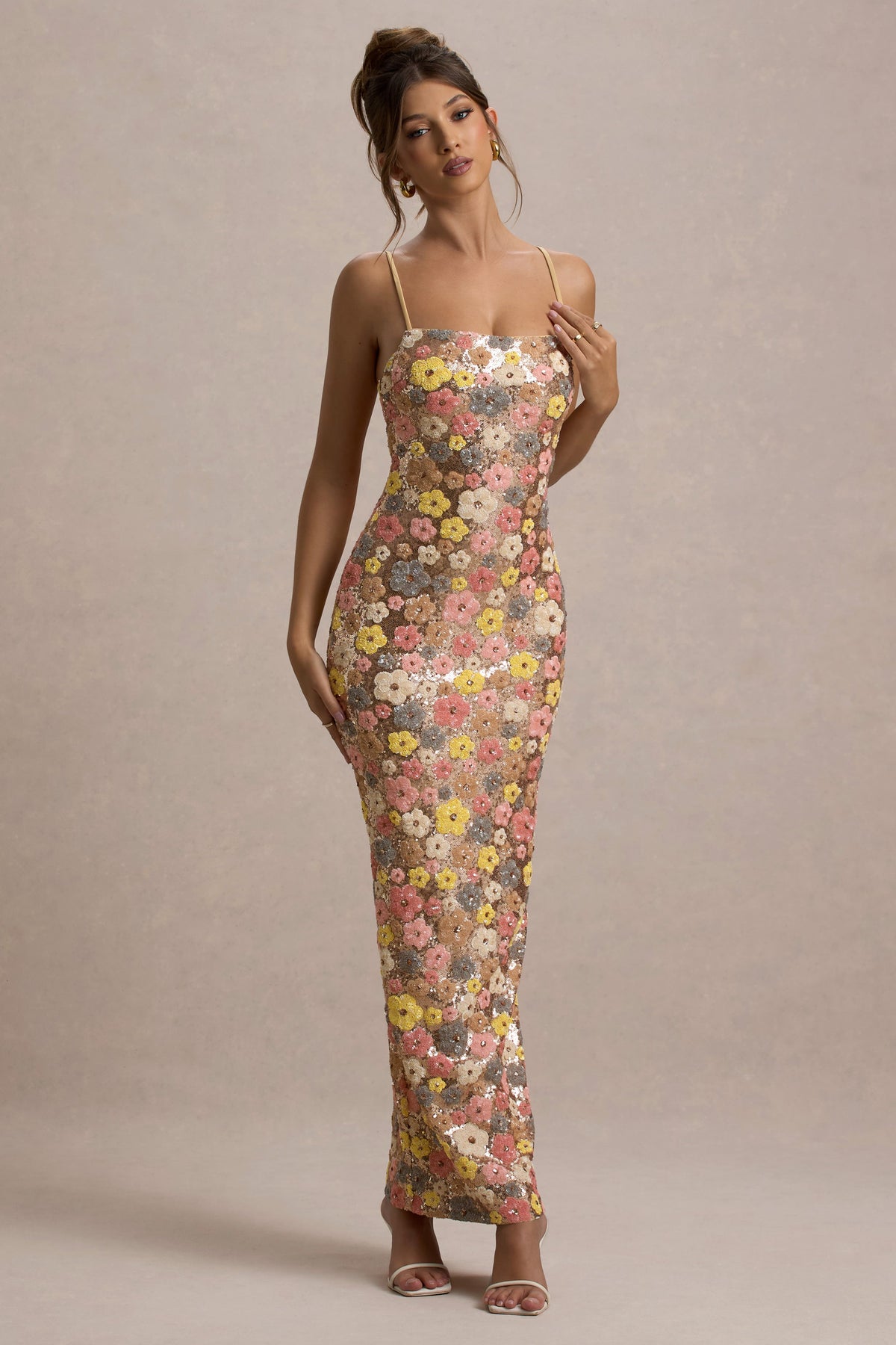 Vitora | Vestido largo con estampado floral en tonos pastel lentejuelas y escote cuadrado