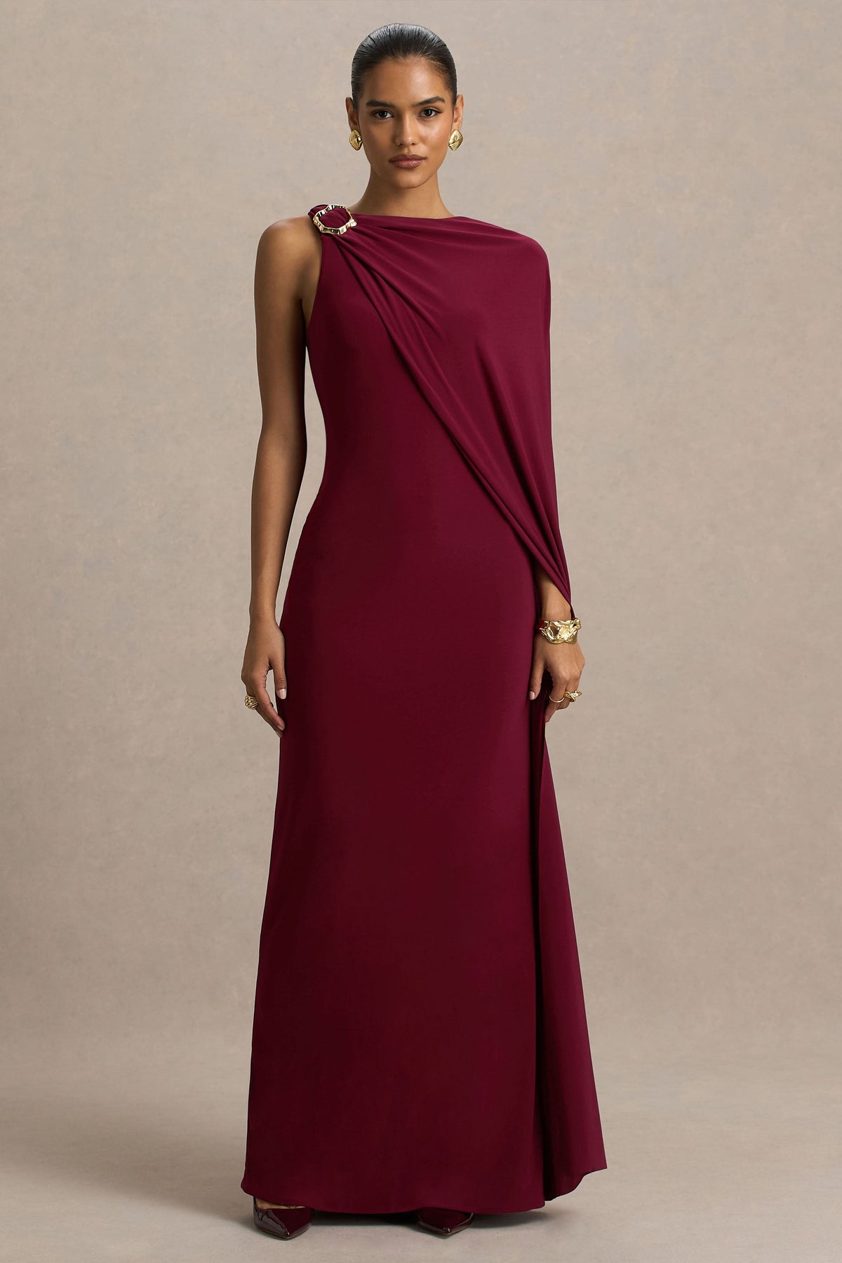 Cressida | Vestido Largo burdeos con escote asimétrico y manga capa