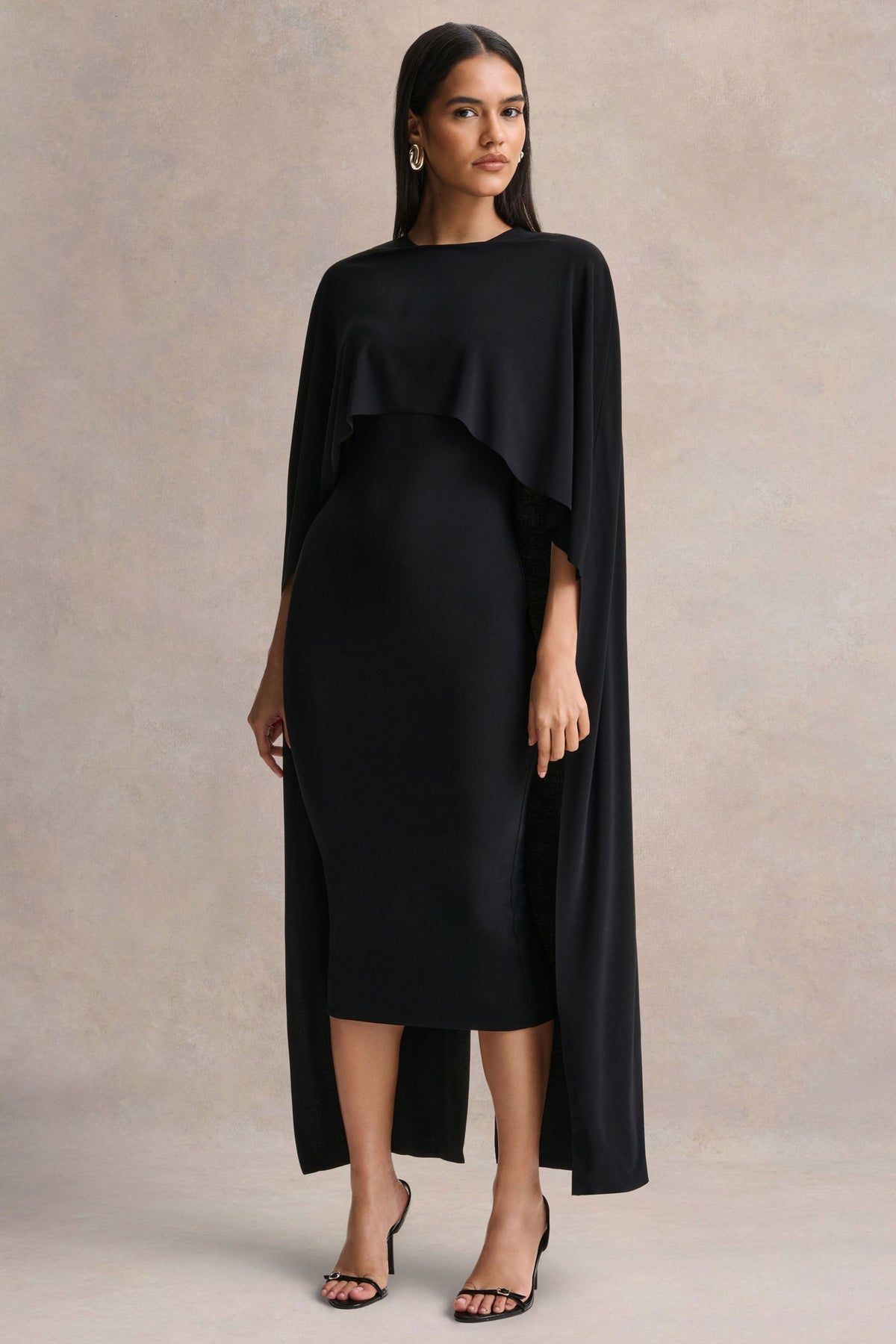 Kalani | Vestido Midi Negro con Cuello Redondo y Mangas Tipo Capa