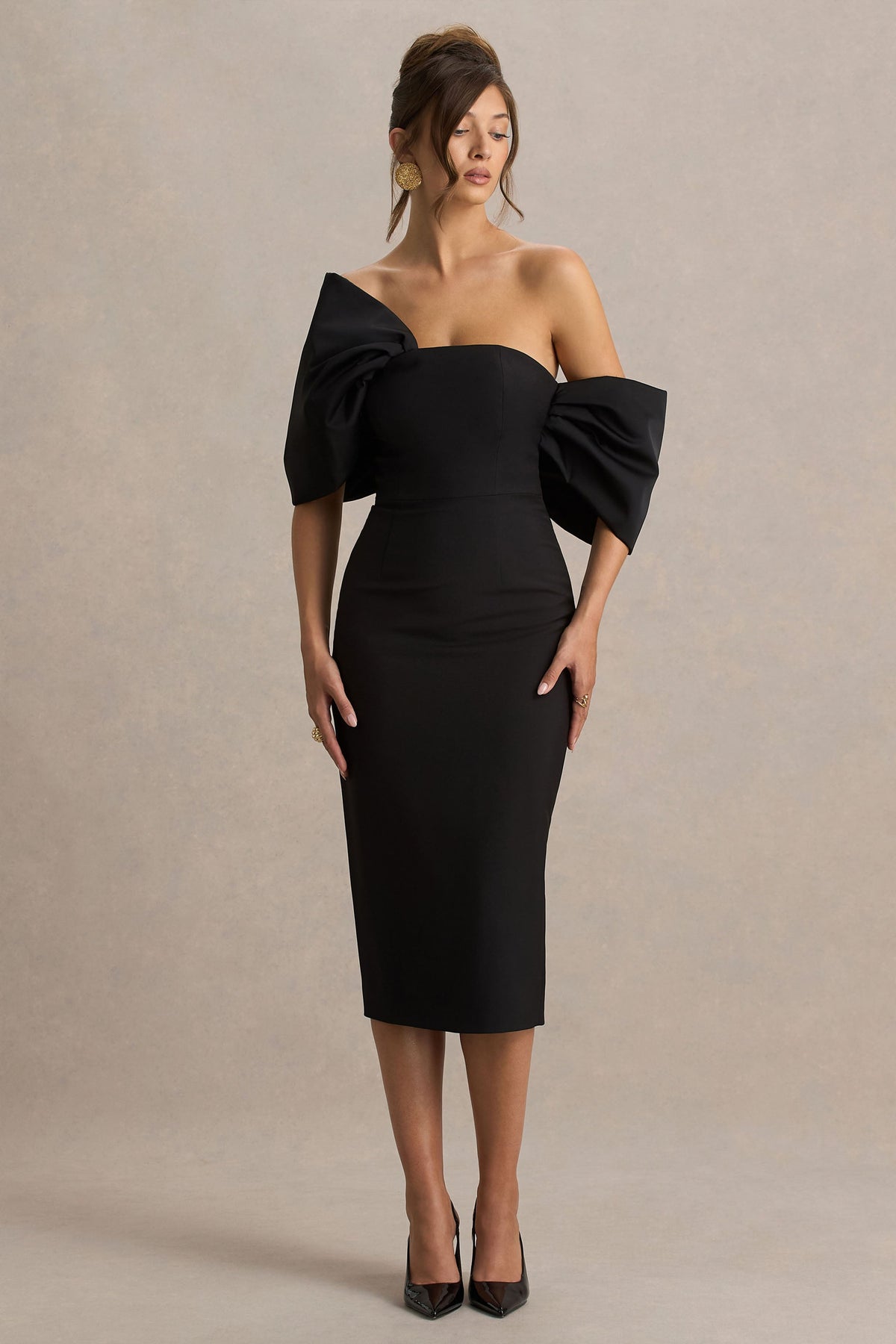 Lucille | Vestido midi negro con escote bardot asimétrico