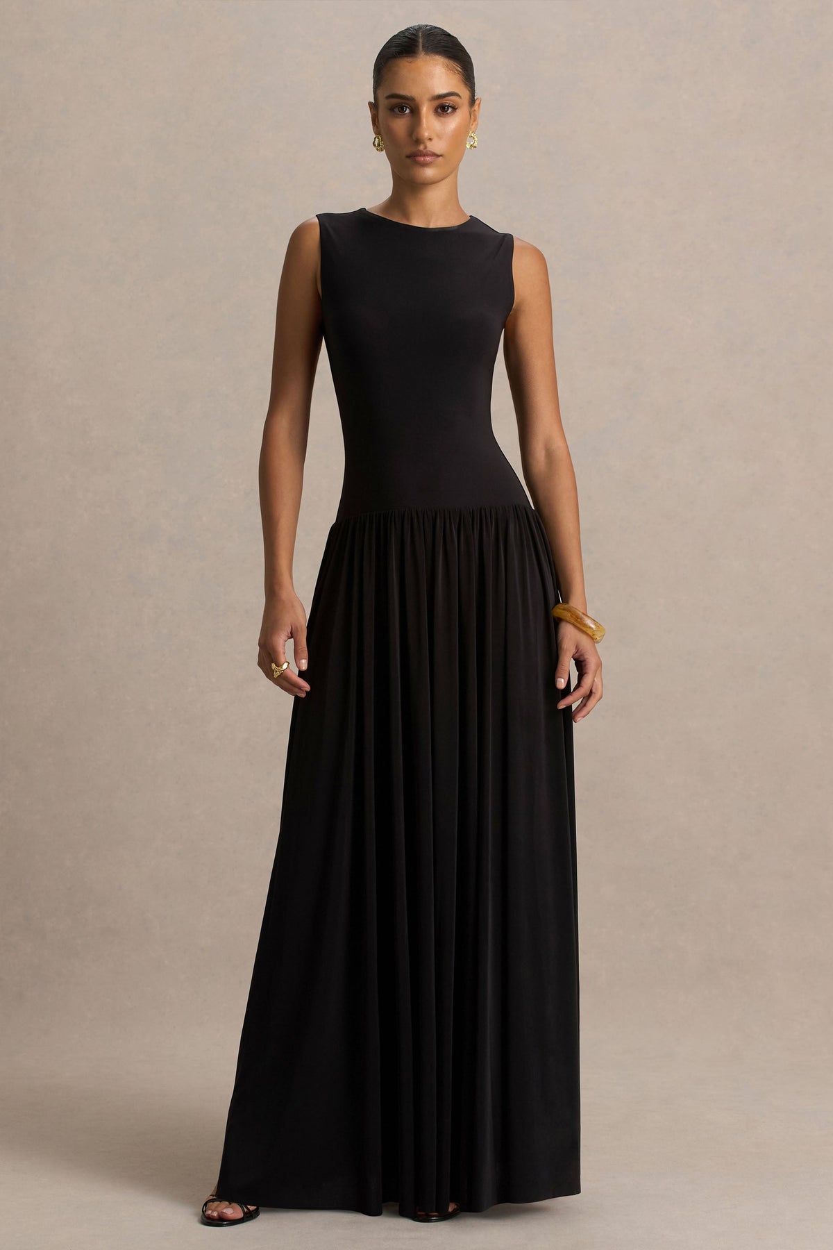 Rosalía | Vestido Largo Negro de Cuello Redondo con Cintura Caída y Detalle Fruncido