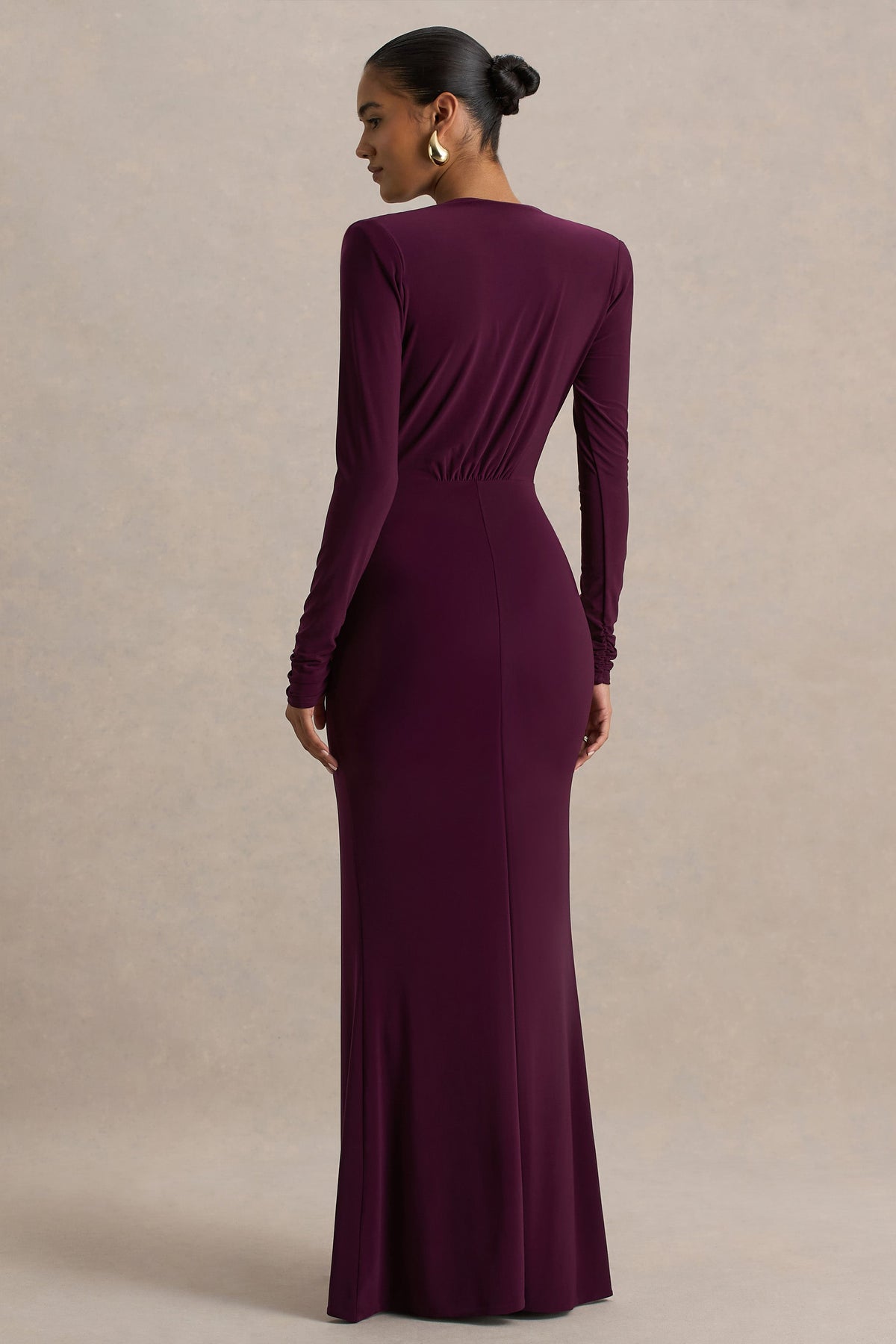 Flashy | Vestido Largo burdeos con escote pronunciado y detalles fruncidos