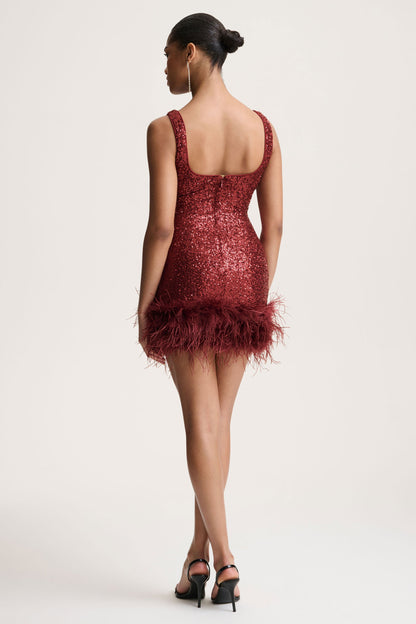 Rosalinda | Vestido Corto Burdeos de Lentejuelas con Escote Cuadrado y Ribete de Plumas