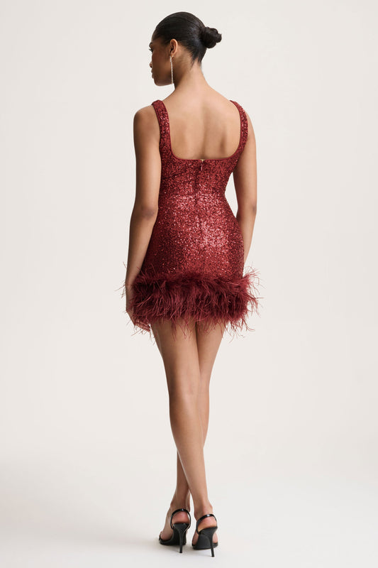 Rosalinda | Vestido Corto Burdeos de Lentejuelas con Escote Cuadrado y Ribete de Plumas