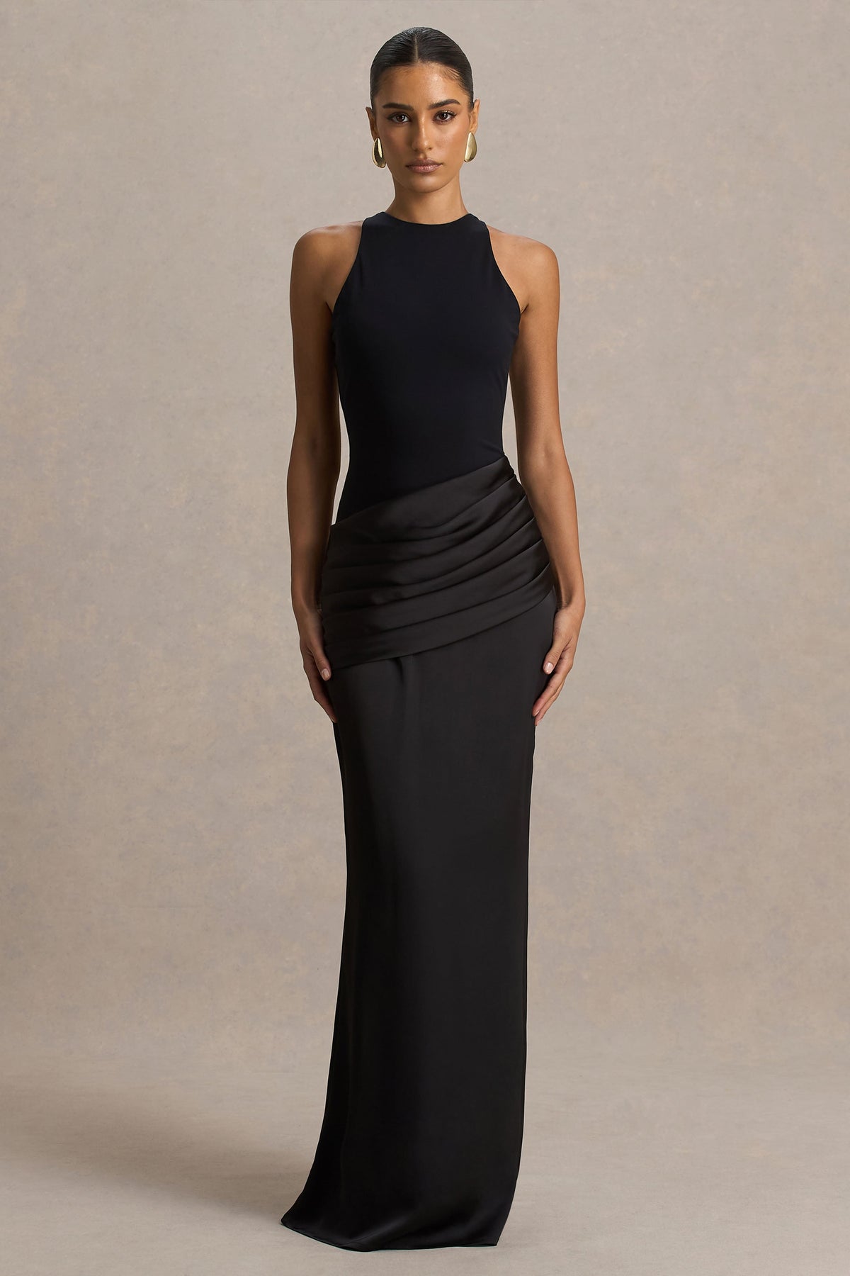 Akari | Vestido largo negro de cuello redondo con falda de satén