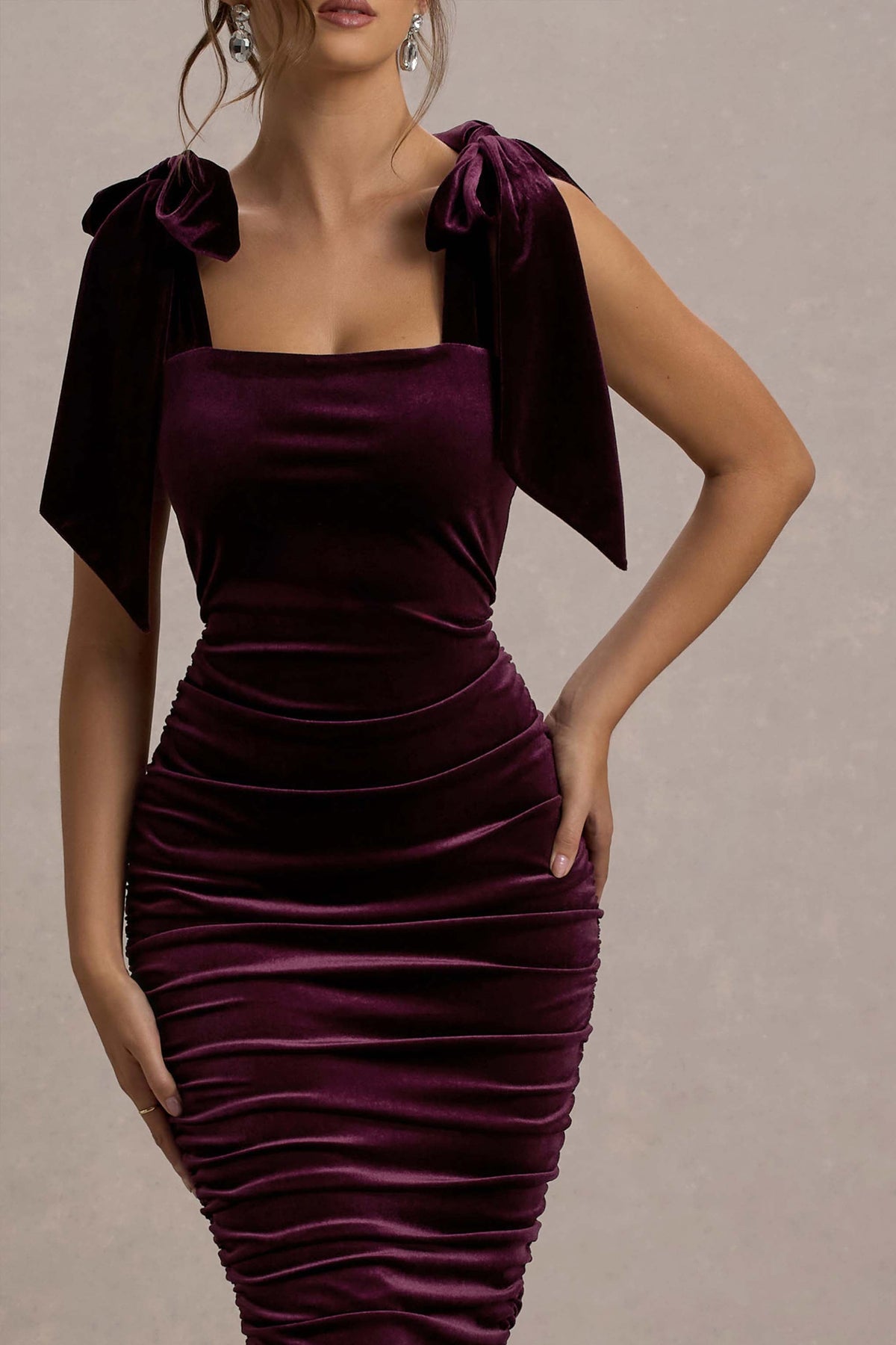 Tarna | Vestido Midi de Terciopelo en Tono burdeos oscuro con Tirantes de Lazo