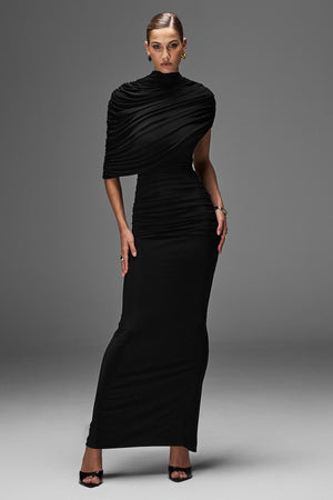 Glitz | Vestido largo en Negro con Escote Alto, Manga Capa y Detalle Fruncido