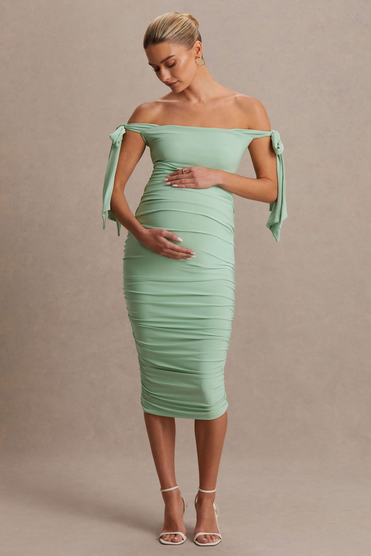 Chandelier | Vestido Midi premamá en verde Claro con Escote Bardot y Detalles de Lazo