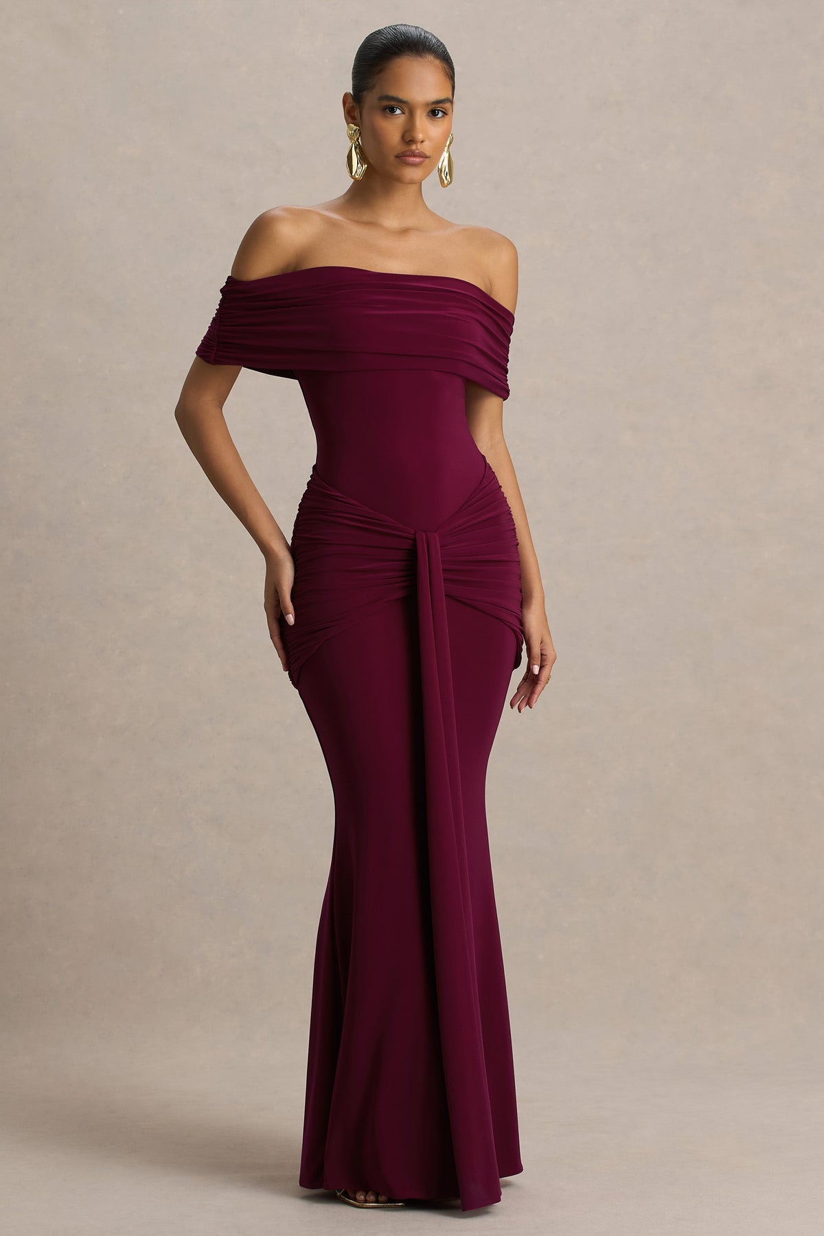 Envisioned | Vestido Largo Burdeos Con Escote Bardot y Detalles Fruncidos y Drapeados