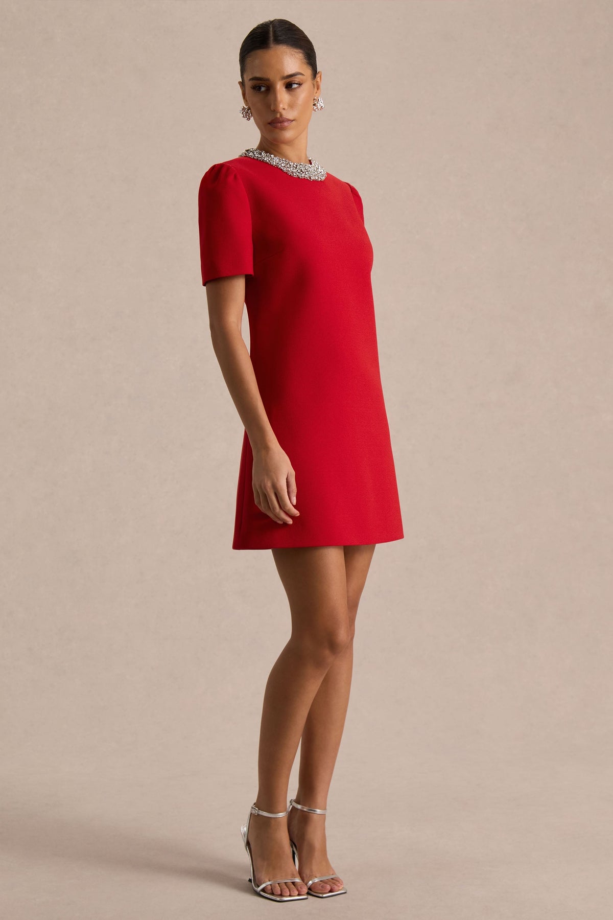 Jackie | Vestido Corto Rojo de Cuello Alto Adornado