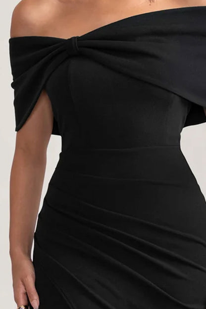 Eva | Vestido largo negro Bardot con detalle de lazo y abertura lateral