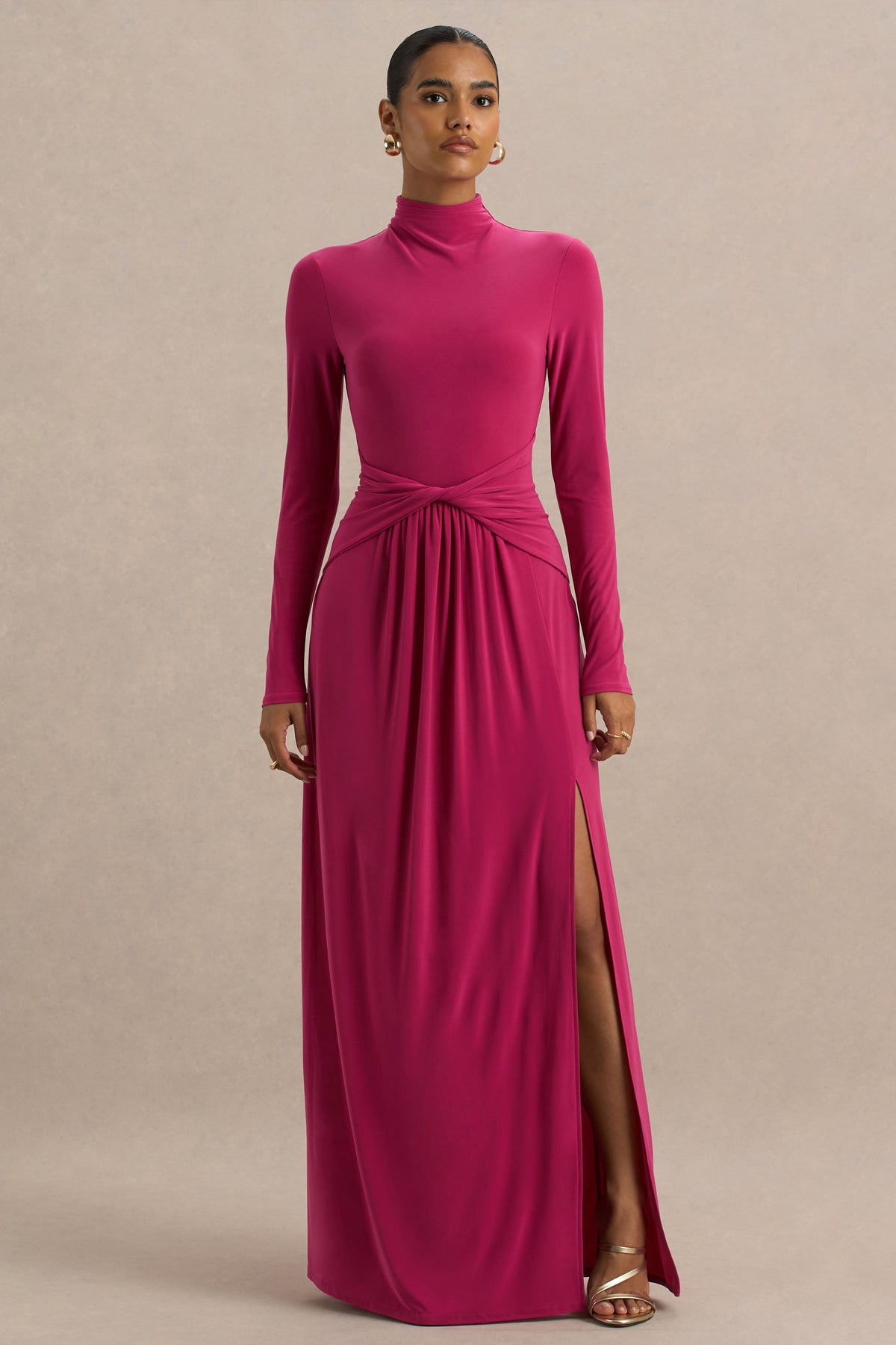 Hourglass | Vestido Largo Fucsia de Manga Larga con Escote alto, Detalle Cruzado en la Cintura y Abertura Frontal