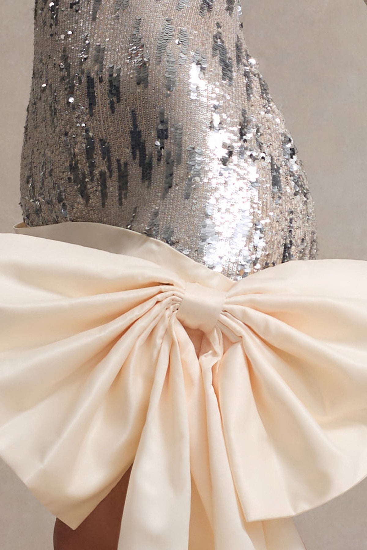 Love Galore | Vestido corto  de lentejuelas en color blanco roto con lazo de satén de gran tamaño