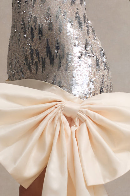 Love Galore | Vestido corto  de lentejuelas en color blanco roto con lazo de satén de gran tamaño