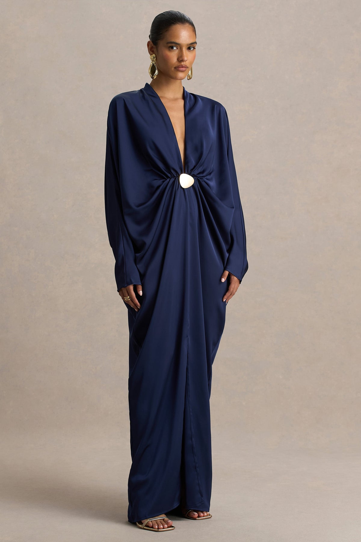 Tina | Vestido largo satinado azul marino con detalle dorado y mangas murciélago