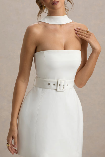 Timberly | Vestido corto blanco con escote bandeau y detalle de cinturón y choker